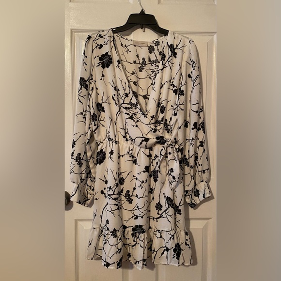 Saints & Hearts Linen Floral Wrap Black & White Dress-Size Large - Picture 4 of 7